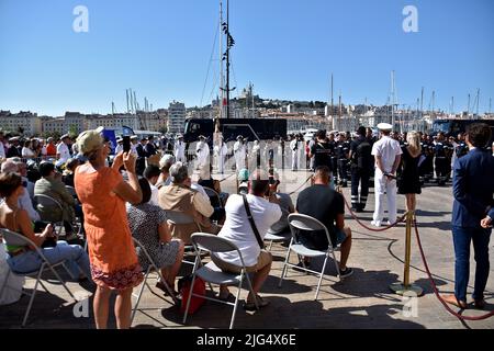 Marsiglia, Francia. 05th luglio 2022. La gente partecipa alla cerimonia di presentazione del casco. La cerimonia di consegna del casco presieduta dal sindaco Benoît Payan si è svolta a Place Bargemon di fronte al municipio di Marsiglia. 31 studenti della scuola dei vigili del fuoco della Marina hanno formalizzato la loro integrazione operativa nel Centro antincendio e di salvataggio (CIS) e l'inizio della loro carriera come quartermaster della flotta. (Foto di Gerard Bottino/SOPA Images/Sipa USA) Credit: Sipa USA/Alamy Live News Foto Stock