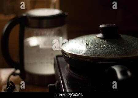 Padella in cucina. Coperchio sulla padella. Cucina. Piatti sporchi. Foto Stock