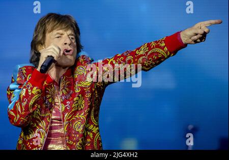 AMSTERDAM - 2022-07-07 20:48:36 AMSTERDAM - Singer Mick Jagger durante il concerto dei Rolling Stones nella Johan Cruijff Arena. Con IL TOUR SIXTY, Mick Jagger, Keith Richards e Ronnie Wood fanno il loro tanto atteso ritorno. ANP KIPPA ROBIN VAN LONKHUIJSEN olanda OUT - belgio OUT Foto Stock