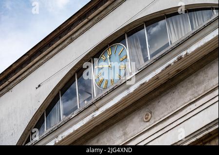 Brussels Old Town, Brussels Capital Region, Belgium - 06 26 2022 - facciata e orologio dell'edificio Hospice Pacheco, un'area ricreativa ristrutturata di recente Foto Stock