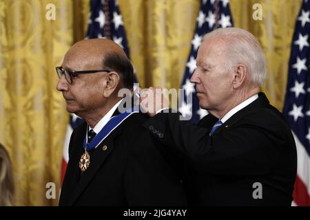 Washington, Stati Uniti. 07th luglio 2022. Il Presidente degli Stati Uniti Joe Biden assegna la Medaglia Presidenziale della libertà a Padre Alexander Karloutsos, ex Vicario Generale dell'Arcidiocesi greca Ortodossa d'America, e altri sedici destinatari nella Sala Est della Casa Bianca a Washington, DC giovedì 7 luglio 2022. Foto di Ken Cedeno/UPI Credit: UPI/Alamy Live News Foto Stock