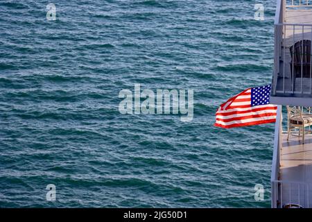 Bandiere americane nel vento dai balconi sopra il lago Erie a Lakewood, OH luglio 3rd 2022 Foto Stock