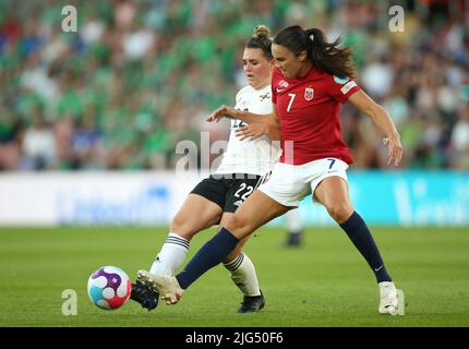 Abbie Magee dell'Irlanda del Nord (a sinistra) e Ingrid Syrstad Engen della Norvegia combattono per la palla durante la partita UEFA Women's Euro 2022 Group A al St Mary's Stadium di Southampton. Data foto: Giovedì 7 luglio 2022. Foto Stock