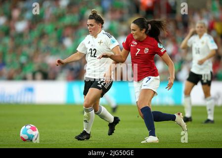 Abbie Magee dell'Irlanda del Nord (a sinistra) e Ingrid Syrstad Engen della Norvegia combattono per la palla durante la partita UEFA Women's Euro 2022 Group A al St Mary's Stadium di Southampton. Data foto: Giovedì 7 luglio 2022. Foto Stock