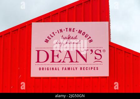 Deans di Huntly firma sul lato della Factory, Huntly, Aberdeenshire, Regno Unito Foto Stock