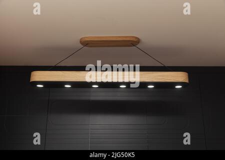 lampada di legno che si alza dal soffitto, primo piano, spazio copia Foto Stock