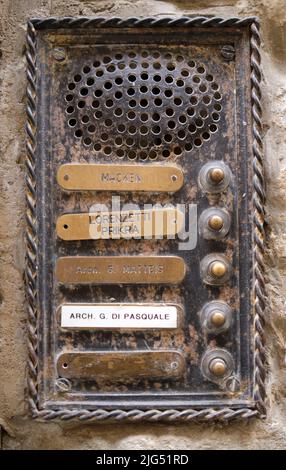Campane porta e targhe di nome su edificio residenziale a Firenze Italia Foto Stock