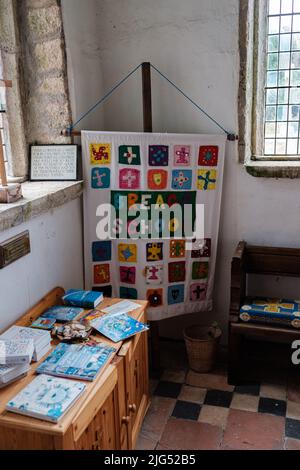 Vista all'interno e intorno alla chiesa parrocchiale di St Breaca a Breage, Helston, Cornovaglia Foto Stock