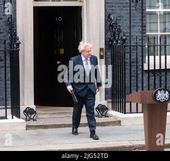 Londra, Regno Unito. 7th luglio 2022. Il primo ministro britannico Boris Johnson si rivolge alla nazione mentre annuncia le sue dimissioni fuori 10 Downing Street. Credit: Michael tubi/Alamy Live News Foto Stock