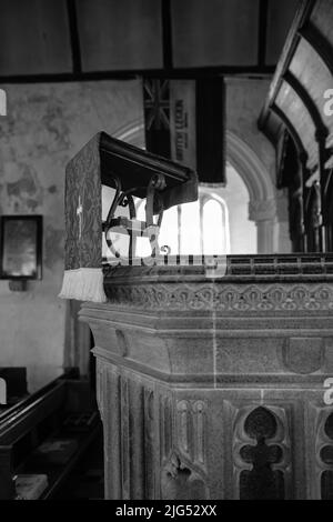 Vista all'interno e intorno alla chiesa parrocchiale di St Breaca a Breage, Helston, Cornovaglia Foto Stock