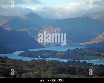 Vista autunnale da Ridding Brow sopra il Ponte di Pooley attraverso Ullswater con lakeland colline sullo sfondo - Cumbria, Inghilterra, Regno Unito Foto Stock