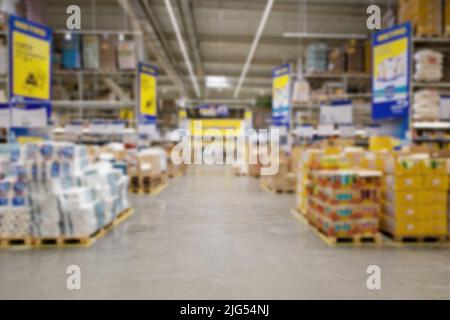 Blurred corridoio del supermercato con gli scaffali colorati della merce Foto Stock