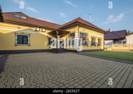 casa di campagna a due piani in cemento o mattoni Foto Stock