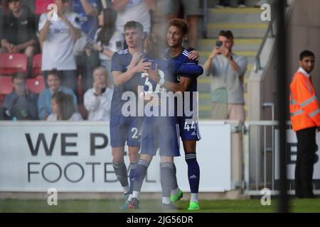 York, Regno Unito. 07th luglio 2022. Mateo Joseph #44 del Leeds United segna un traguardo e festeggia con i suoi compagni di squadra a York, Regno Unito, il 7/7/2022. (Foto di James Heaton/News Images/Sipa USA) Credit: Sipa USA/Alamy Live News Foto Stock