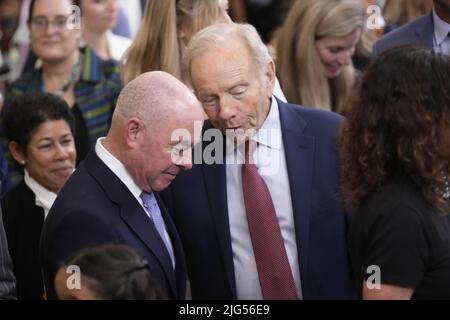 Washington, DC, 7 luglio 2022. Segretario degli Stati Uniti per la sicurezza interna Alejandro Mayorkas, sinistra, E l'ex senatore statunitense Joseph Lieberman (democratico del Connecticut) si allontana dopo che il presidente americano Joe Biden ha presentato la Medaglia della libertà a diciassette destinatari durante una cerimonia nella Sala Est della Casa Bianca a Washington, DC giovedì 7 luglio 2022. Credit: Chris Kleponis/CNP /MediaPunch Foto Stock