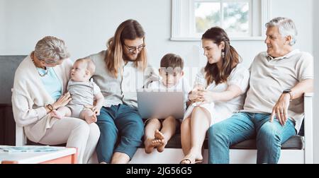 Attraverso spesso e sottile, la famiglia è tutto. Scatto di una giovane famiglia che si lega insieme a casa. Foto Stock