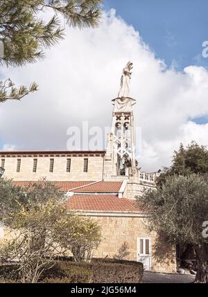 La statua di Maria e Gesù si trova in cima alla storica chiesa cattolica e all'Arca del monastero di Coventant ad Abu Gosh, nei pressi di Gerusalemme in Israele Foto Stock