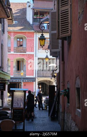 Annecy, Francia - Luglio 2 2022: Nel centro storico della città. Foto Stock