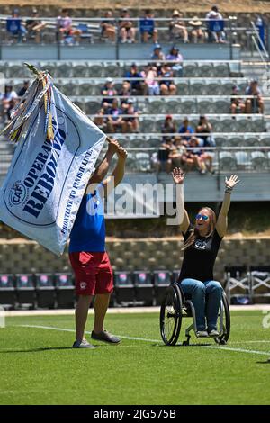 San Diego, California, Stati Uniti. 03rd luglio 2022. Il veterano del corpo Marino degli Stati Uniti e l'atleta paralimpico Sarah Bettencourt prima di una partita di calcio NWSL tra il Washington Spirit e il San Diego Wave FC al Torero Stadium di San Diego, California. Justin fine/CSM/Alamy Live News Foto Stock