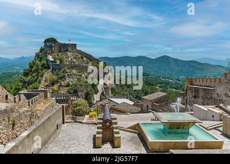 Vista pittoresca del castello spagnolo di Xativa o del Castillo de Xativa antica fortificazione della Spagna durante la soleggiata giornata estiva. Destinazioni di viaggio, luoghi di interesse Foto Stock