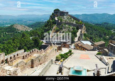 Vista pittoresca del castello spagnolo di Xativa o del Castillo de Xativa antica fortificazione della Spagna durante la soleggiata giornata estiva. Destinazioni di viaggio, luoghi di interesse Foto Stock