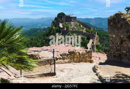 Vista pittoresca del castello spagnolo di Xativa o del Castillo de Xativa antica fortificazione della Spagna durante la soleggiata giornata estiva. Destinazioni di viaggio, luoghi di interesse Foto Stock