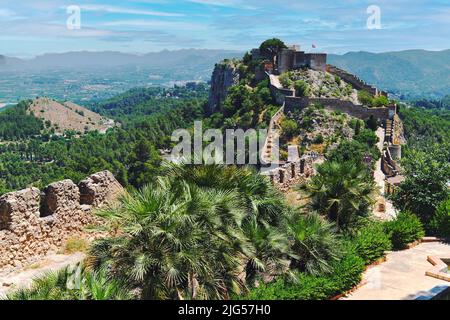 Vista pittoresca del castello spagnolo di Xativa o del Castillo de Xativa antica fortificazione della Spagna durante la soleggiata giornata estiva. Destinazioni di viaggio, luoghi di interesse Foto Stock