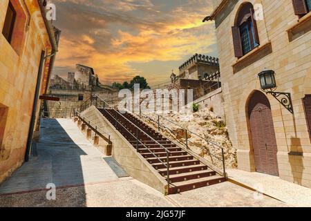 Vista pittoresca del castello spagnolo di Xativa o del Castillo de Xativa antica fortificazione della Spagna durante il luminoso tramonto multicolore. Destinazione del viaggio, Foto Stock