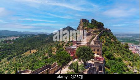 Vista pittoresca del castello spagnolo di Xativa o del Castillo de Xativa antica fortificazione della Spagna durante la soleggiata giornata estiva. Destinazioni di viaggio, luoghi di interesse Foto Stock