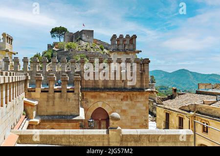 Vista pittoresca del castello spagnolo di Xativa o del Castillo de Xativa antica fortificazione della Spagna durante la soleggiata giornata estiva. Destinazioni di viaggio, luoghi di interesse Foto Stock