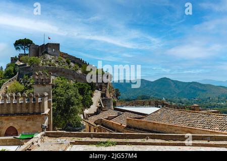 Vista pittoresca del castello spagnolo di Xativa o del Castillo de Xativa antica fortificazione della Spagna durante la soleggiata giornata estiva. Destinazioni di viaggio, luoghi di interesse Foto Stock