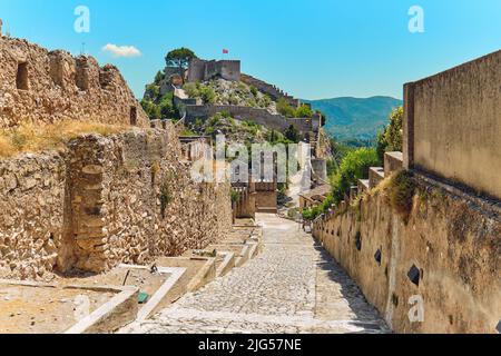 Vista pittoresca del castello spagnolo di Xativa o del Castillo de Xativa antica fortificazione della Spagna durante la soleggiata giornata estiva. Destinazioni di viaggio, luoghi di interesse Foto Stock