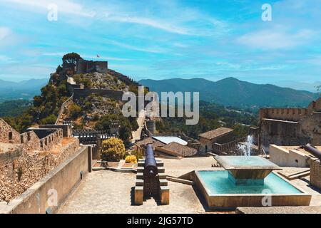 Vista pittoresca del castello spagnolo di Xativa o del Castillo de Xativa antica fortificazione della Spagna durante la soleggiata giornata estiva. Destinazioni di viaggio, luoghi di interesse Foto Stock