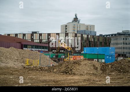 Movimentatore di materiali all'interno dell'hotel presso la demolizione del mercato cittadino di Peterborough Foto Stock