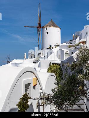 Iconico mulino a vento bianco nel villaggio di Oia, Santorini, Grecia Foto Stock
