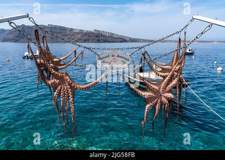 Polpo appeso nella baia di Ammoudi a Oia, famosa per i suoi ristoranti di pesce. Santorini, Grecia, 2022 aprile Foto Stock