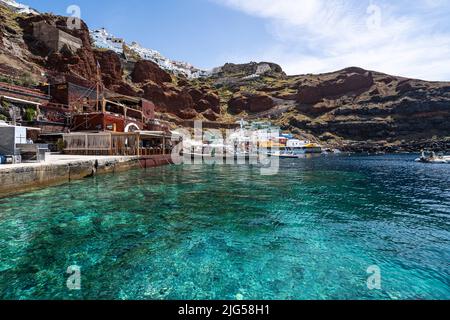 Acque azzurre nella pittoresca baia di Ammoudi a Oia. Santorini, Grecia, 2022 aprile Foto Stock