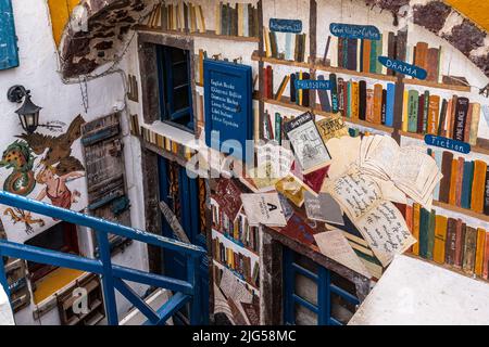 Oia, Santorini, Grece, 2022 aprile – celebre libreria Atlantis Foto Stock