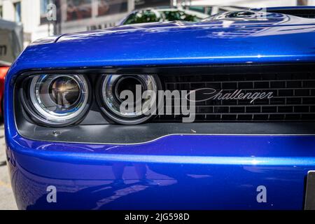 BERLINO - 18 GIUGNO 2022: Frammento della macchina muscolare Dodge Challenger R/T. Classic Days Berlino. Foto Stock