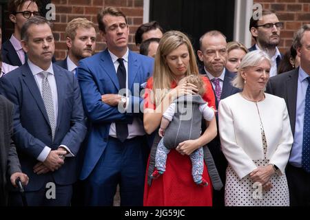 CARRIE JOHNSON MOGLIE DEL PRIMO MINISTRO BRITANNICO BORIS JOHNSON STA CON I POLITICI DI NADINE DORRIES MENTRE ANNUNCIA LE SUE DIMISSIONI A DOWNING STREET OGGI. 07th luglio 2022 Downing Street, Londra, Regno Unito Credit: Jeff Gilbert/Alamy Live News Foto Stock