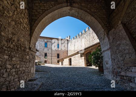 L'ingresso della Rocca d'Angera, una famosa attrazione turistica sulle rive del Lago maggiore, Lombardia, Italia Foto Stock