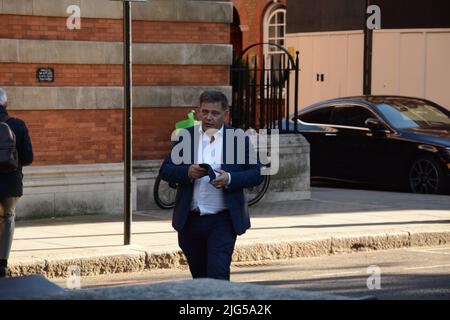 Il MP Andrew Bridgen si dirige per i media in attesa su College Green 7th luglio 2022, il giorno in cui il suo leader del partito si dimise. Foto Stock