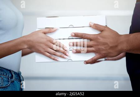 Come ordinare la pizza. Primo piano di un uomo irriconoscibile che consegna pizze a un cliente. Foto Stock