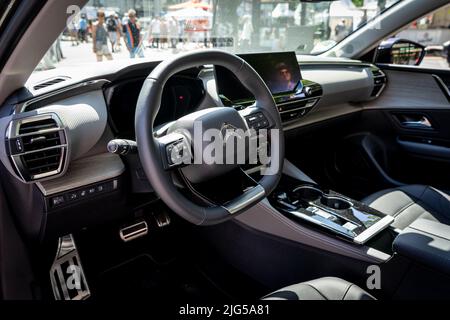 BERLINO - 18 GIUGNO 2022: Interni di auto di medie dimensioni Citroen C5 X. Classic Days Berlino. Foto Stock