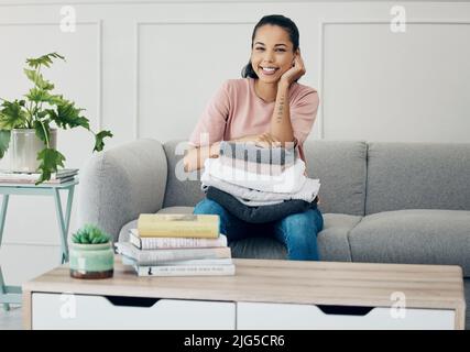 Questo è il modo in cui mi preparo per la settimana. Shot di una giovane donna che fa il bucato a casa. Foto Stock