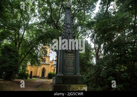 Obelisco e Schinkelkirche (chiesa di Schinkel) Großbeeren, Germania Foto Stock