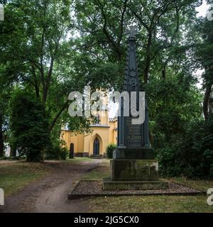 Obelisco e Schinkelkirche (chiesa di Schinkel) Großbeeren, Germania Foto Stock