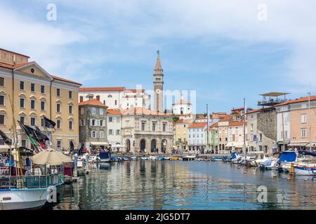 Piazza Tartini dal porto di Pirano, Pirano (Pirano), Istria Slovena, Slovenia Foto Stock