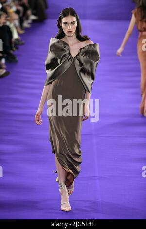 Parigi, Frankreich. 05th luglio 2022. ALEXIS MABILLE Haute Couture AW22-23 pista durante Haute Couture Autunno-Inverno 2022/23 il 2022 luglio - Parigi, Francia. 05/07/2022 Credit: dpa/Alamy Live News Foto Stock