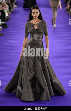 Parigi, Frankreich. 05th luglio 2022. ALEXIS MABILLE Haute Couture AW22-23 pista durante Haute Couture Autunno-Inverno 2022/23 il 2022 luglio - Parigi, Francia. 05/07/2022 Credit: dpa/Alamy Live News Foto Stock